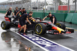 Les mécaniciens Red Bull poussent la RB14 dans la voie des stands