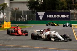 Marcus Ericsson, Sauber C37, Kimi Raikkonen, Ferrari SF-71H