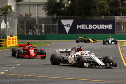 Marcus Ericsson, Sauber C37, Kimi Raikkonen, Ferrari SF-71H