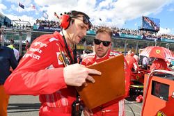 Гонщик Ferrari Себастьян Феттель и гоночный инженер Ferrari Риккардо Адами