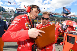 Гонщик Ferrari Себастьян Феттель и гоночный инженер Ferrari Риккардо Адами