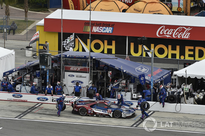 #67 Chip Ganassi Racing Ford GT, GTLM: Ryan Briscoe, Richard Westbrook, Scott Dixon pit stop