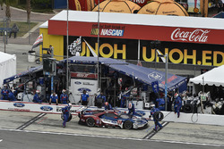 #67 Chip Ganassi Racing Ford GT, GTLM: Ryan Briscoe, Richard Westbrook, Scott Dixon pit stop
