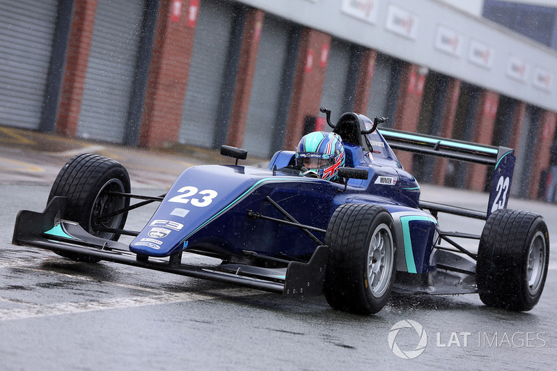 Billy Monger en el coche de carreras, regreso a probar el Carlin MSV Fórmula 3