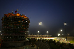Sebastian Vettel, Ferrari SF71H, leads Valtteri Bottas, Mercedes AMG F1 W09, Kimi Raikkonen, Ferrari SF71H, and the rest of the field at the start of the race