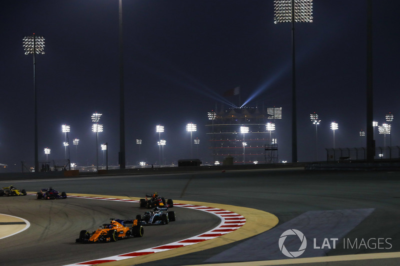 Fernando Alonso, McLaren MCL33 Renault, Lewis Hamilton, Mercedes AMG F1 W09, y Max Verstappen, Red Bull Racing RB14 Tag Heuer