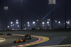Fernando Alonso, McLaren MCL33 Renault, devant Lewis Hamilton, Mercedes AMG F1 W09, et Max Verstappen, Red Bull Racing RB14 Tag Heuer