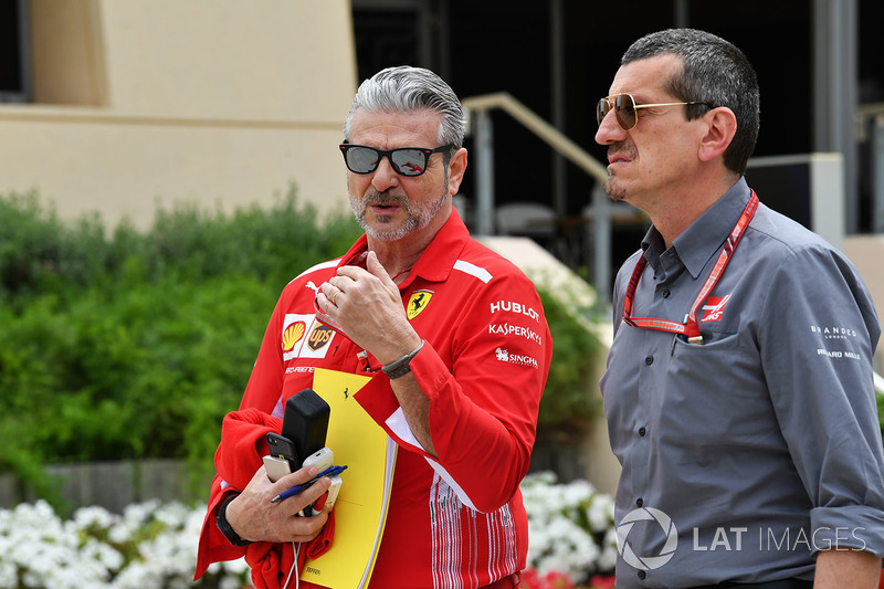 Maurizio Arrivabene, director del equipo Ferrari y Guenther Steiner, director del equipo de Haas F1