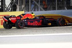 Max Verstappen, Red Bull Racing RB14 Tag Heuer, percute le mur