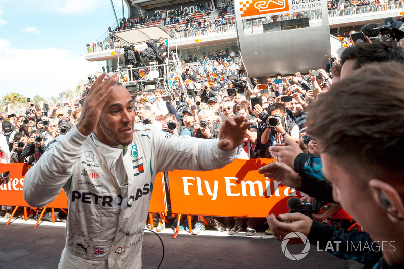 Hamilton tarolt a Mercedesszel Barcelonában - F1 2018