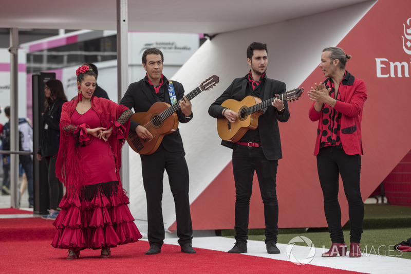 Este grupo tocava e dançava músicas típicas da Espanha na entrada do paddock.