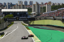 Daniel Ricciardo, Red Bull Racing RB13 et Sergio Perez, Sahara Force India VJM10 en lutte