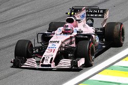 Esteban Ocon, Sahara Force India F1 VJM10, attempts to limp back to the pits with a puncture and dam
