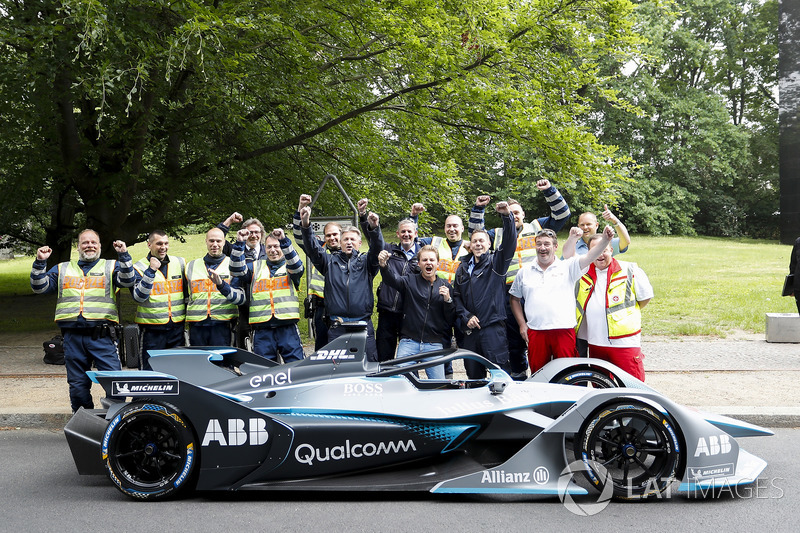 Le Champion du monde de F1, Nico Rosberg avec Alejandro Agag, PDG Formula E, et la Gen2