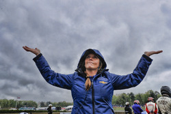 Un mécanicien Carlin sous la pluie