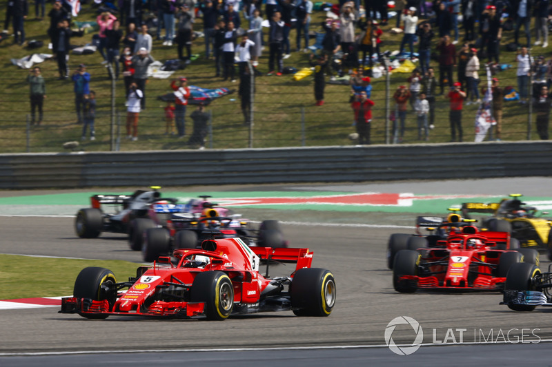Sebastian Vettel, Ferrari SF71H, Valtteri Bottas, Mercedes AMG F1 W09, Kimi Raikkonen, Ferrari SF71H, Max Verstappen, Red Bull Racing RB14 Tag Heuer, y el resto del grupo