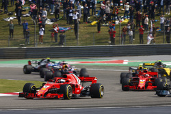 Sebastian Vettel, Ferrari SF71H, Valtteri Bottas, Mercedes AMG F1 W09, Kimi Raikkonen, Ferrari SF71H, Max Verstappen, Red Bull Racing RB14 Tag Heuer, and the rest of the field