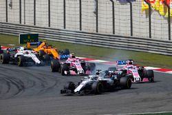 Lance Stroll, Williams FW41 Mercedes, devant Sergio Perez, Force India VJM11 Mercedes, Esteban Ocon, Force India VJM11 Mercedes, Sergey Sirotkin, Williams FW41 Mercedes, et Stoffel Vandoorne, McLaren MCL33 Renault