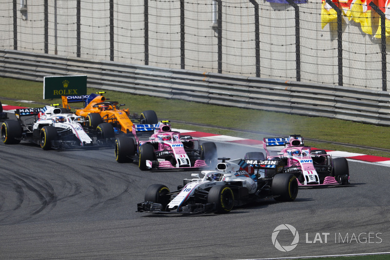 Lance Stroll, Williams FW41 Mercedes, precede Sergio Perez, Force India VJM11 Mercedes, Esteban Ocon, Force India VJM11 Mercedes, Sergey Sirotkin, Williams FW41 Mercedes, e Stoffel Vandoorne, McLaren MCL33 Renault