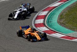 Стоффель Вандорн, McLaren MCL33, и Сергей Сироткин, Williams FW41
