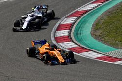 Stoffel Vandoorne, McLaren MCL33 ad Sergey Sirotkin, Williams FW41