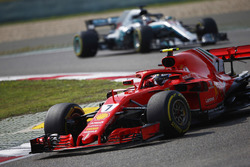 Kimi Raikkonen, Ferrari SF71H, Lewis Hamilton, Mercedes AMG F1 W09