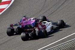 Charles Leclerc, Sauber C37 et Sergio Perez, Force India VJM11