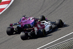Шарль Леклер, Alfa Romeo Sauber C37, и Серхио Перес, Sahara Force India F1 VJM11