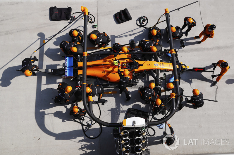 Stoffel Vandoorne, McLaren MCL33 Renault, en un pit stop