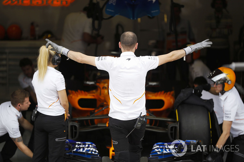 El equipo McLaren se prepara para enviar a Fernando Alonso, McLaren MCL33, a una carrera clasificatoria