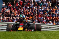 Daniel Ricciardo, Red Bull Racing, yarış dışı kalmasının ardından aracını terk ediyor