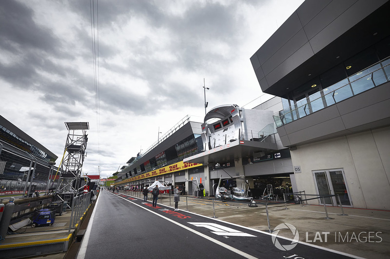 Una vista panorámica de la calle de boxes y el garaje de Mercedes