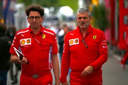 Maurizio Arrivabene, directeur de Ferrari, et Mattia Binotto, directeur technique de Ferrari