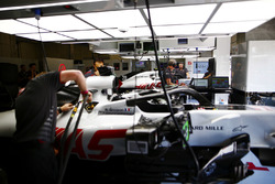 Des mécaniciens travaillent sur les voitures de Kevin Magnussen, Haas F1 Team, et Romain Grosjean, Haas F1 Team