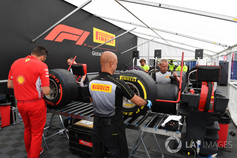 Tenda persiapan ban Pirelli
