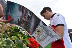 Charles Leclerc, Sauber, firma autografi ai tifosi