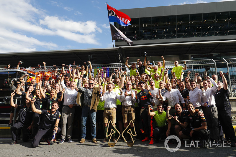 Jonathan Wheatley, Team Manager, Red Bull Racing, Dietrich Mateschitz, Co-Founder and CEO, Red Bull GmbH, Christian Horner, Team Principal, Red Bull Racing, Helmut Markko, Consultant, Red Bull Racing, Max Verstappen, Red Bull Racing, 1st position, and the Red Bull team celebrate victory