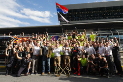 Jonathan Wheatley, manager, Red Bull Racing, Dietrich Mateschitz, PDG et confondateur de Red Bull GmbH, Christian Horner, diecteur, Red Bull Racing, Helmut Markko, Consultant, Red Bull Racing, Max Verstappen, Red Bull Racing, vainqueur, fêtent la victoire avec l'équipe Red Bull