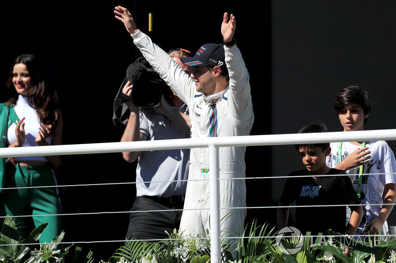 Felipe Massa, Williams celebra su último gran premio de Brasil en el podio con el hijo Felipinho Massa