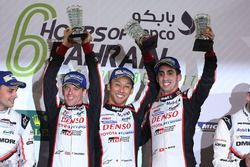 LMP1 Podyum: Yarış galibi Sébastien Buemi, Anthony Davidson, Kazuki Nakajima, Toyota Gazoo Racing