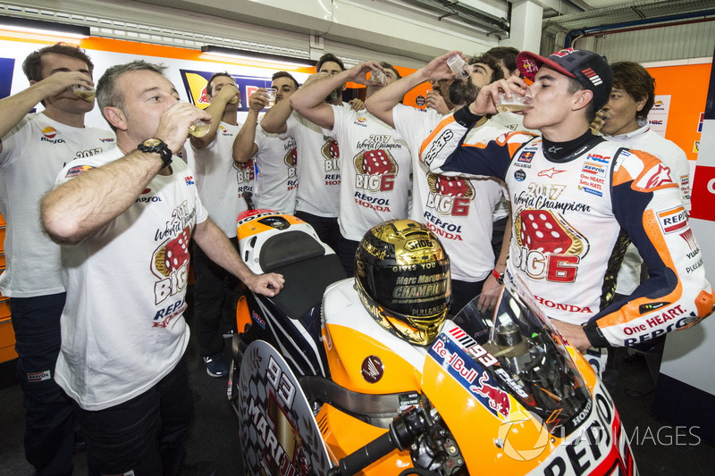 Le Champion du monde Marc Marquez, Repsol Honda Team, fête son titre avec son équipe