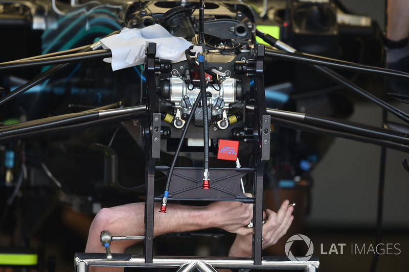 Vue détaillée de la suspension avant et du châssis de la Mercedes-AMG F1 W09 EQ Power