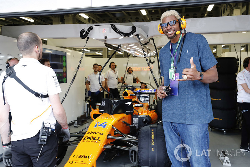 El jugador de la NBA Andrew Bynum visita el garaje McLaren