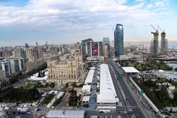 Una vista aérea de la recta de boxes, pit lane y edificios circundantes durante la Calificación