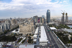 Una vista aérea de la recta de boxes, pit lane y edificios circundantes durante la Calificación