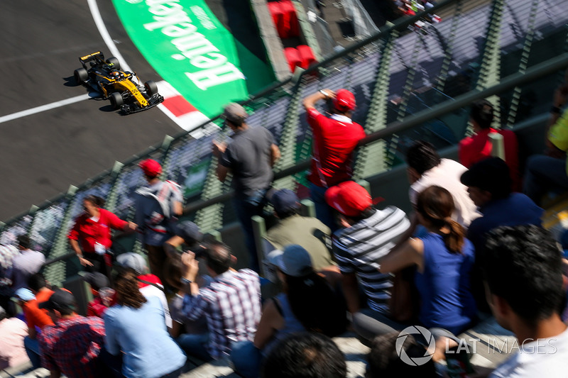 Carlos Sainz Jr., Renault Sport F1 Team RS17 and fans