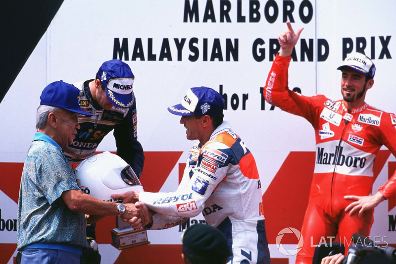 Podium: race winner Mick Doohan, second place Carlos Checa, third place Max Biaggi