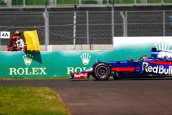 Brendon Hartley, Scuderia Toro Rosso STR12, detenido en pista en los PL1, un mariscal muestra una ba