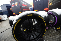 Вкриті снігом шини Pirelli