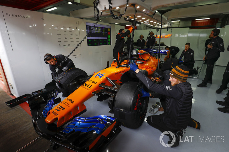 Fernando Alonso, McLaren MCL33, en pits